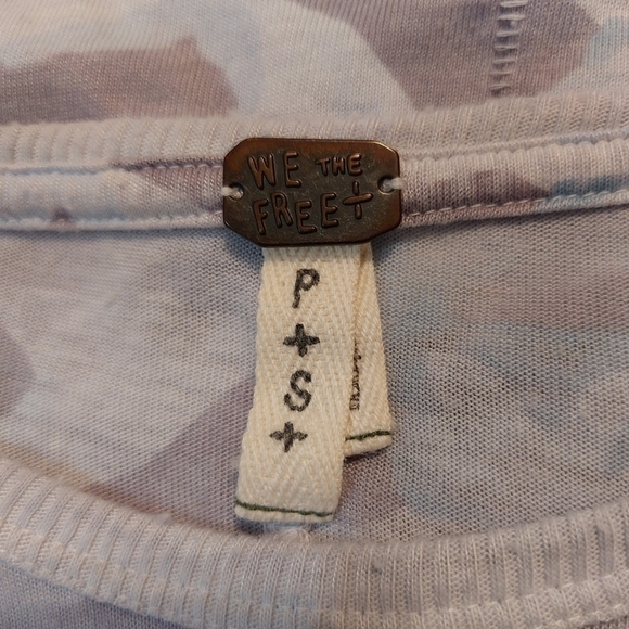 𝅺WE THE FREE LADIES SHORT SLEEVE CAMO PRINT TEE- SP - Picture 5 of 5